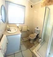 Accommodation Nature's Valley Sea Why bathroom with shower, basin and WC